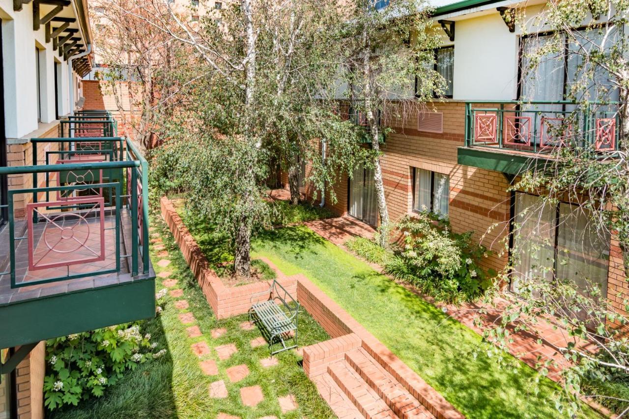 Courtyard Hotel Rosebank Johannesburg Exterior foto