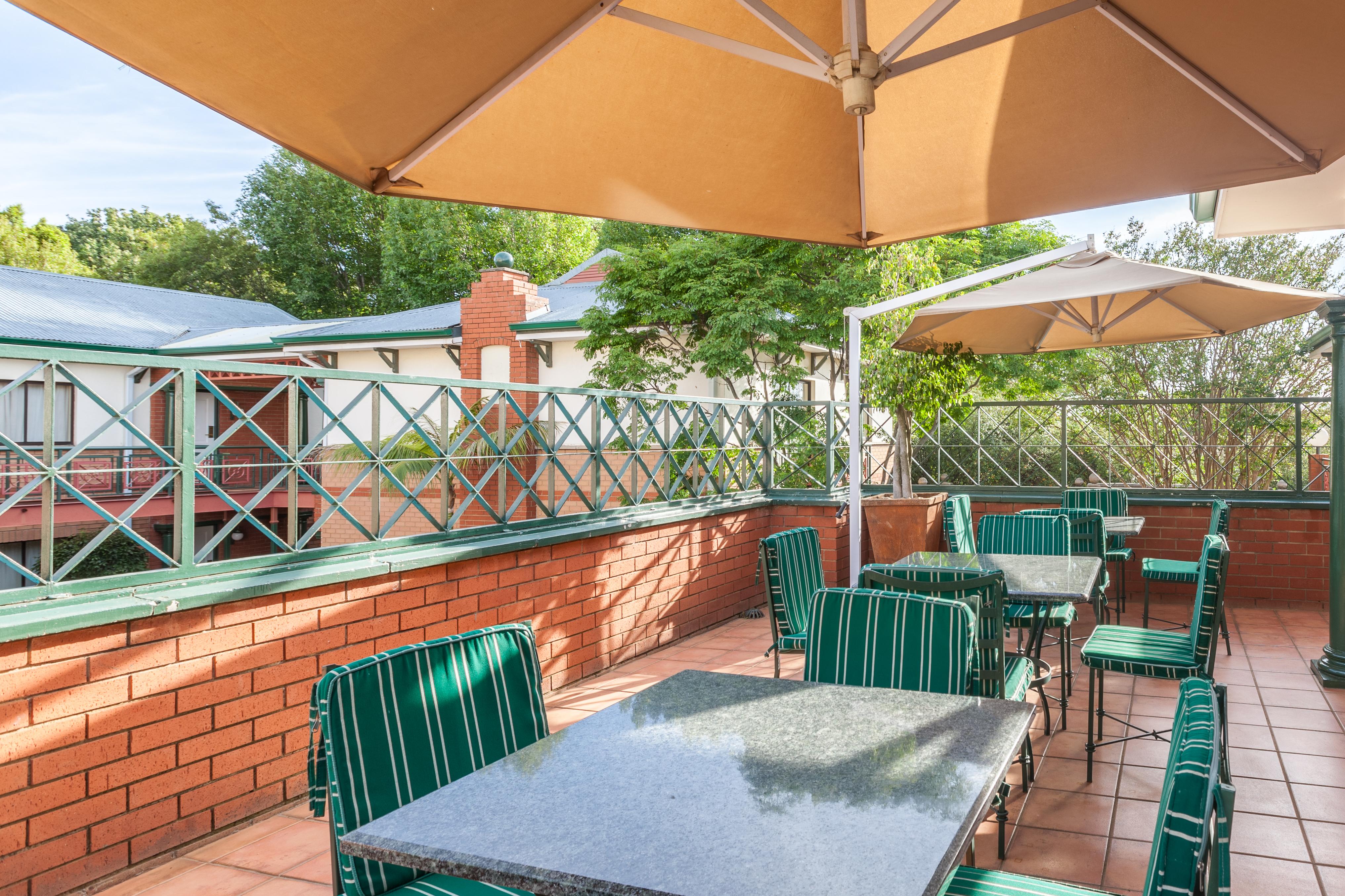 Courtyard Hotel Rosebank Johannesburg Exterior foto