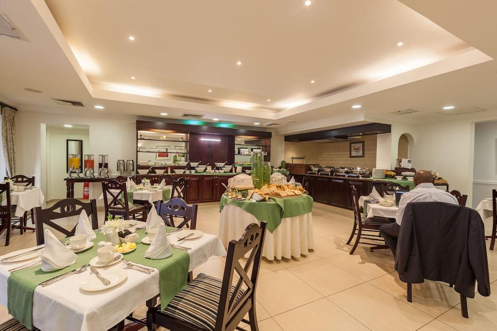 Courtyard Hotel Rosebank Johannesburg Exterior foto