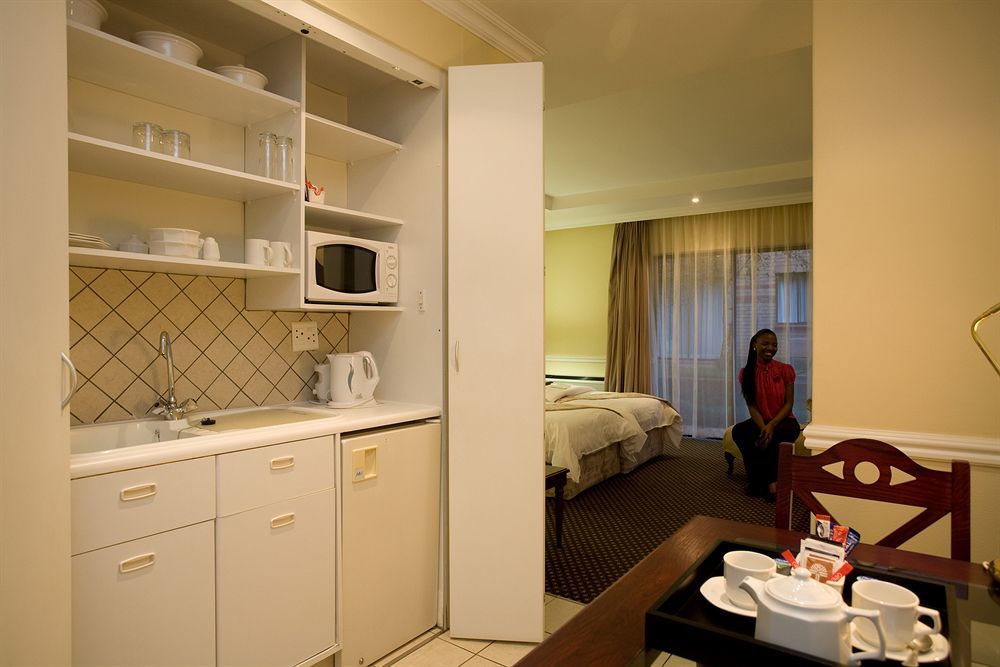 Courtyard Hotel Rosebank Johannesburg Exterior foto