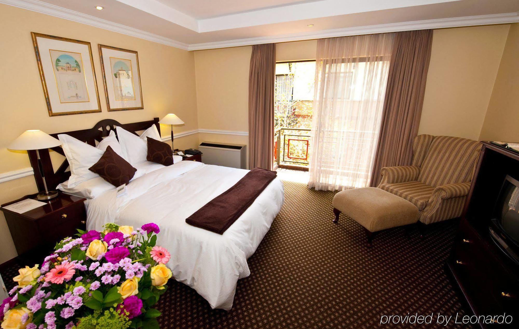 Courtyard Hotel Rosebank Johannesburg Exterior foto