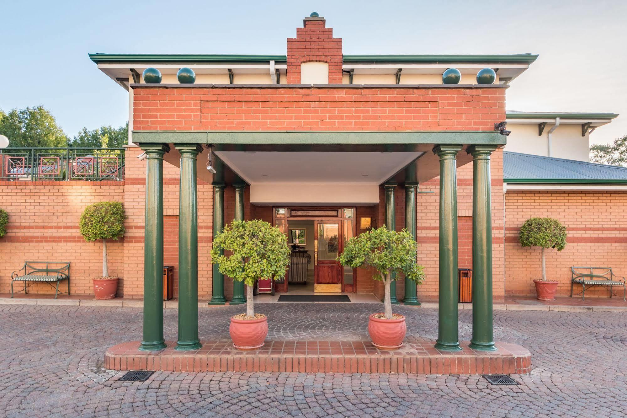 Courtyard Hotel Rosebank Johannesburg Exterior foto