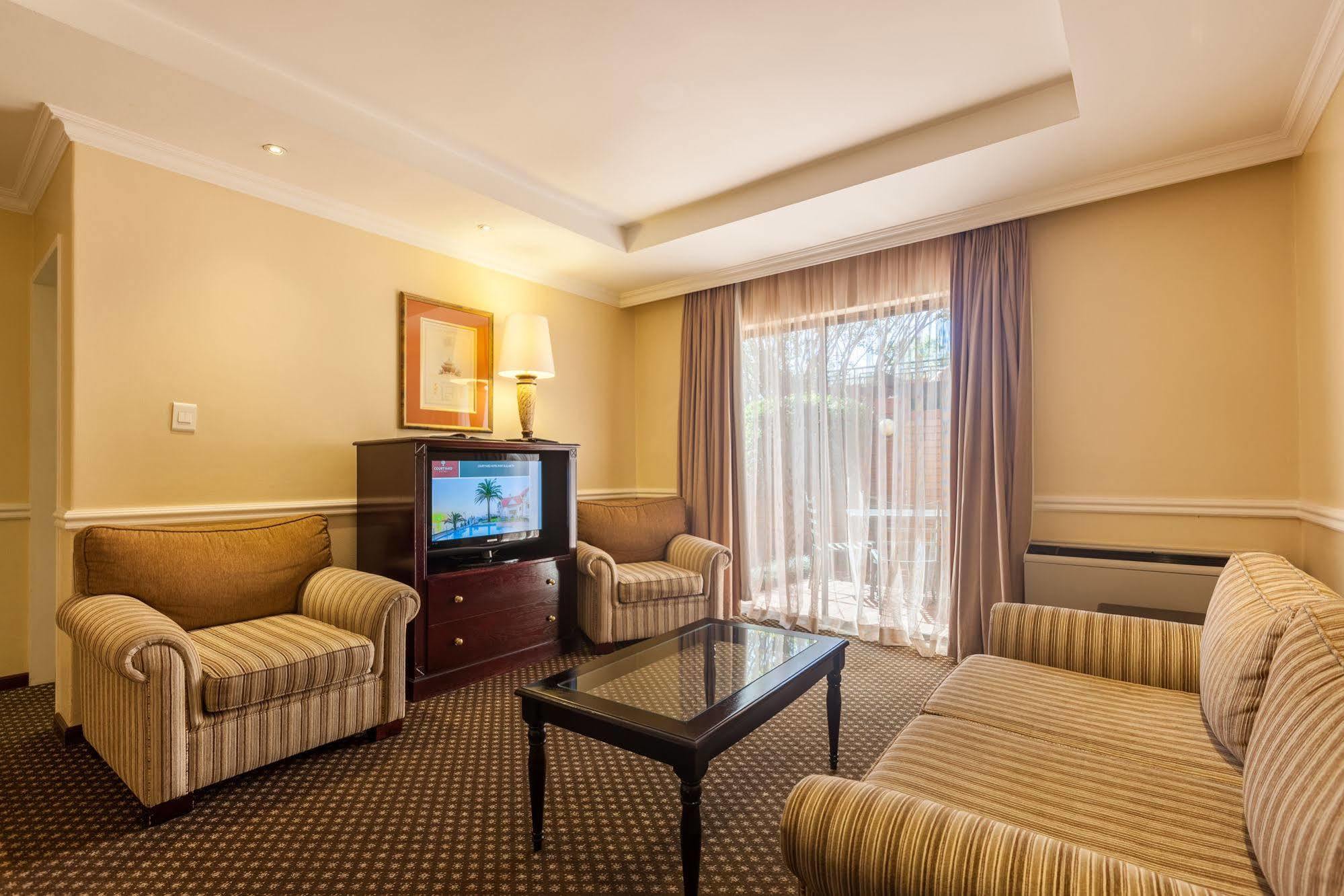 Courtyard Hotel Rosebank Johannesburg Exterior foto