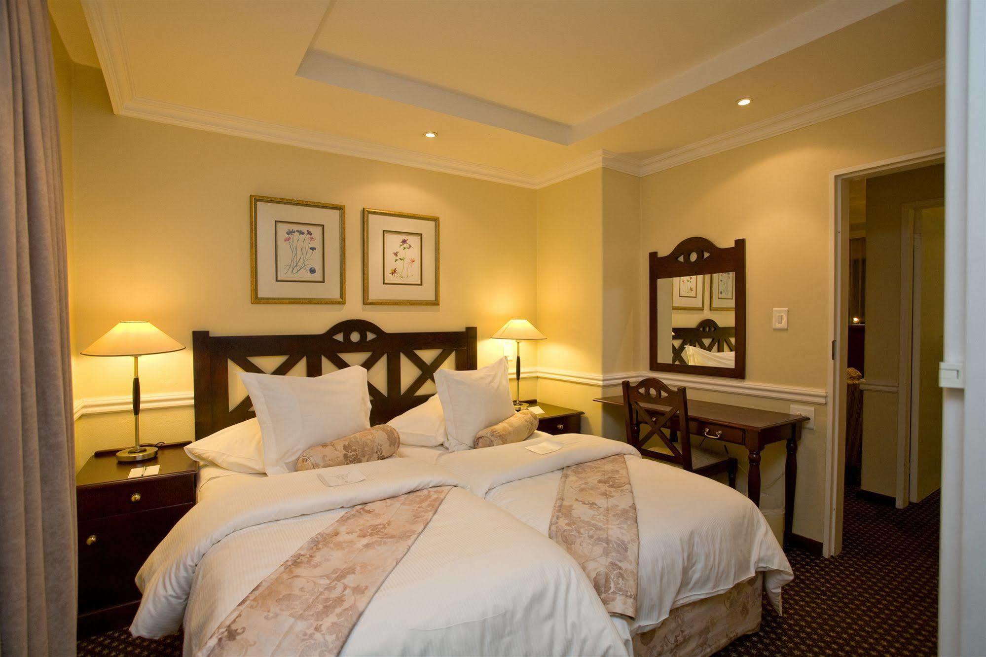 Courtyard Hotel Rosebank Johannesburg Exterior foto