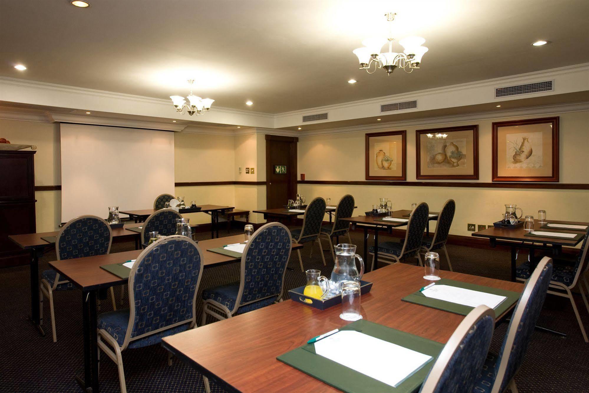Courtyard Hotel Rosebank Johannesburg Exterior foto