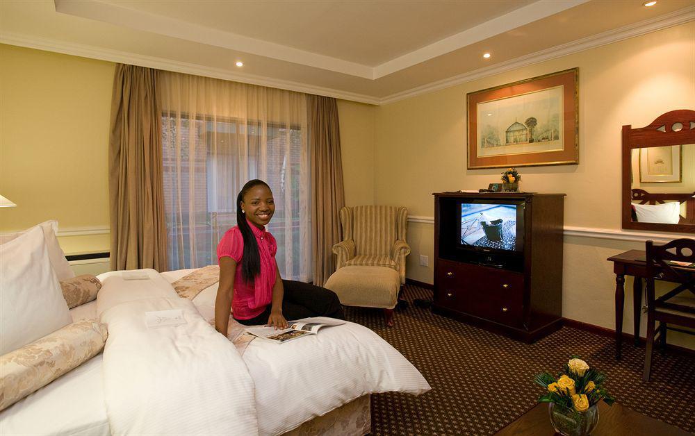 Courtyard Hotel Rosebank Johannesburg Exterior foto